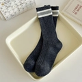 Calze grigio scuro con polsini a righe e trama in maglia a coste in un ambiente minimalista - Taglia unica / grigio scuro