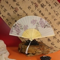 Faltfächer im Suzhou-Stil mit lila Blumen, Vogelmotiven und weißer Quaste im Set - Schlanke Anmut