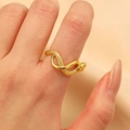Goldener Schlangenring mit detaillierter Schuppentextur am Finger getragen - Gold (Goldimitat WG-0864)