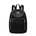 Mochila minimalista de nailon negro con elegantes cremalleras doradas y correas anchas - Negro