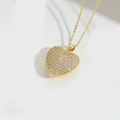 Detailopname van een luxe gouden hartvormige hanger ketting met glinsterende kristallen - Groot Hart (Goud)