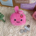 Portamonete a coniglio in peluche rosa con ricamo fragola e catenina argento - Coniglio Fragola