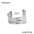 Dettaglio macro del bracciale rigido largo in acciaio argento con diametro 6,3 cm - Argento