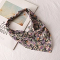 Detalle de bandana triangular de gasa floral con estampado tie-dye morado y verde - 7# Diadema Triangular