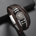 Nahaufnahme des mehrlagigen dunkelbraunen Lederarmbands mit silbernem Anker-Charm und Verschluss - Braun