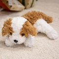 Schattige wit-bruine pluche puppy in liggende positie met zacht langharig bont - 32cm / Bruin & Wit