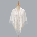 Dettaglio scialle in pizzo bianco con ricami floreali e lunghe frange con nappine - 180cm / Bianco