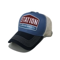 Dettaglio della toppa ricamata Station 1865 su cappello trucker retro in mesh - M (56-58cm) / Giunzione Blu Rosso Blu Chiaro (Blu Notte)