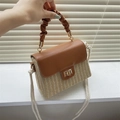 Stroh-Box-Handtasche mit brauner Lederklappe, Falten-Griff und goldenem Drehverschluss - Braun