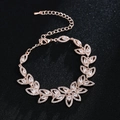 Detail eines Roségold-Blumenarmbands mit AAA-Zirkonia in funkelndem Blatt-Design - Roségold