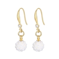 Boucles d'oreilles pendantes dorées avec strass et pendentifs en perles blanches texturées - Style Boule de Perles Texturées Or (KE103900-Z)