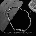 Dettaglio della collana con trama a lava irregolare, chiusura a moschettone e catenella - Argento