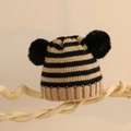Detaillierte Strickstruktur und Doppelbommel an gelb gestreifter Wintermütze für Babys - Einheitsgröße (1-5 Jahre) / Kaffeebraun