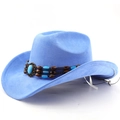 Detail van blauwe suède cowboyhoed met een vintage band van turquoise en houten kralen - M(56-58cm) / Diep hemelblauw