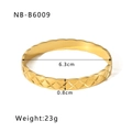 Dettaglio del bracciale placcato oro 18K con motivo trapuntato e larghezza di 0,8 cm - Stile trapuntato oro (NB-B6009)