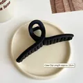 Matte black oversized hair claw clip with cross-twist design in 13cm length - 13cm / Black