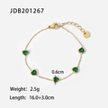 Dettaglio del bracciale a cuore placcato oro 14K con zirconi verdi e specifiche misure - JDB201267 Bracciale a Cuore