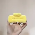Plüschige quadratische Haarklammer in Gelb für stilvolle Winterfrisuren und Halt - Groß Blassgelb (ca. 12cm)