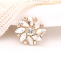 Makroaufnahme von goldener Sonnenblumen-Anhänger mit funkelnden Marquise-Strasssteinen - Weiß