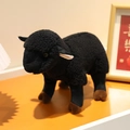Schwarzes Lamm-Stofftier im Stehen mit lockigem Plüschfell und braunen Pfoten für Babys - 18*14cm Anhänger / Schwarz Kleines Schaf