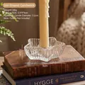 Sternförmiger Kerzenhalter aus Glas mit Rillen für Stabkerzen auf Vintage-Büchern - Stern Glas Kerzenhalter