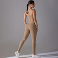 Detail van sportbeha met kruisrug en naadloze yoga legging met hoge taille in bruin - S / Cacao