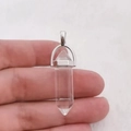 Heldere zeshoekige kristallen prisma hanger met zilveren metalen oog en dubbelspits ontwerp - Helder Wit