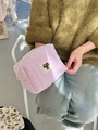 Détail de la trousse de maquillage matelassée lavande avec un écusson chat noir minimaliste - Violet