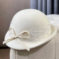 Eleganter wollweißer Filzhut aus Wolle mit Seidenschleife und zartem Spitzenbesatz - Creme