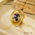 Makrodetail eines 3,08cm runden Goldstahlrings mit bunten Natursteinen besetzt - Einheitsgröße / Gemischte Steine / Bunt