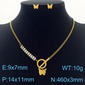 Set collana e orecchini a farfalla dorati con zirconi su manichino nero elegante - Set Farfalla Zirconia con Chiusura a T (KS201157-AF)
