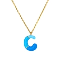 Dettaglio della catena dorata con pendente a lettera C in smalto blu a tre tonalità - Lettera C