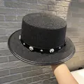 Elegante cappello di paglia nero con decorazioni in perle e borchie in metallo argento - M (56-58cm) / Nero