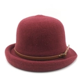 Détail d'un chapeau cloche en tricot rouge foncé avec ceinture en cuir et bordure roulée - M (56-58cm) / Bordeaux