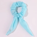 Dettaglio scrunchie in chiffon azzurro con fiocco e lunghi nastri su sfondo bianco - Orecchie da Coniglio Luminose-Celeste