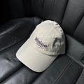 Dettaglio del ricamo viola Maine su cappellino beige in cotone lavato dallo stile retrò - Giallo