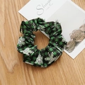 Détail d'un chouchou de Noël à carreaux verts et noirs avec motifs de flocons de neige - Flocon de Neige à Carreaux Vert