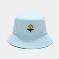 Dettaglio ravvicinato del ricamo floreale giallo sul cappello a secchiello blu - M (56-58cm) / Azzurro