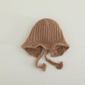 Detalle del tejido de un gorro marrón para bebé con bordes rizados y cintas - 6-24 Meses / Marrón