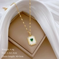 Detalle macro del collar dorado con gema de corazón verde e incrustación de nácar - Cadena de Acero de Titanio C216 Colgante de Cobre con Microincrustaciones / Oro (Colgante Corazón Verde)