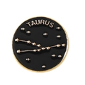 Badge émaillé zodiaque Taureau doré avec fond noir et détails de constellation dorée - Taureau (XZ6177)