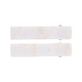 Primer plano de pinzas rectangulares en tela crema con delicado bordado floral artesanal - Estilo 3 (Bordado Geométrico Crema)