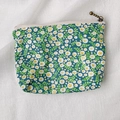 Mini daisy print coin purse in dark green canvas with a vintage zipper puller - Green Floral