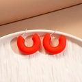 Dettaglio di orecchini a cerchio a C in acrilico rosso opaco con perni in argento su vassoio - Forma Tonda Rossa (Perno in Argento)