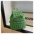 Zaino trapuntato verde puffer con coulisse e patta su una piattaforma bianca - verde scuro
