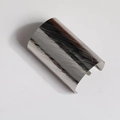 Nahaufnahme der silbernen Haarspange mit gebürsteter Metalltextur und minimalistischem Design - Silber
