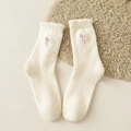 Weiße flauschige Wintersocken mit rosa Schleifenstickerei für Damen und Mädchen - Langer Stil Schleife