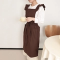Dunkelbraune Baumwolle-Leinen Schürze mit Rüschenträgern und Taschen im H-Design - Wasserabweisend / Kakaobraun