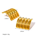 Elegantes pendientes cuadrados de acero inoxidable bañados en oro 18k con textura ondulada - Oro de 18K / Dorado