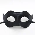 Dettaglio della maschera nera per carnevale con trama opaca e nastri di fissaggio neri - Grande Maschera di Bellezza